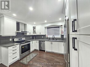 208 Plunkett Rd in Toronto, ON - Building Photo - Building Photo