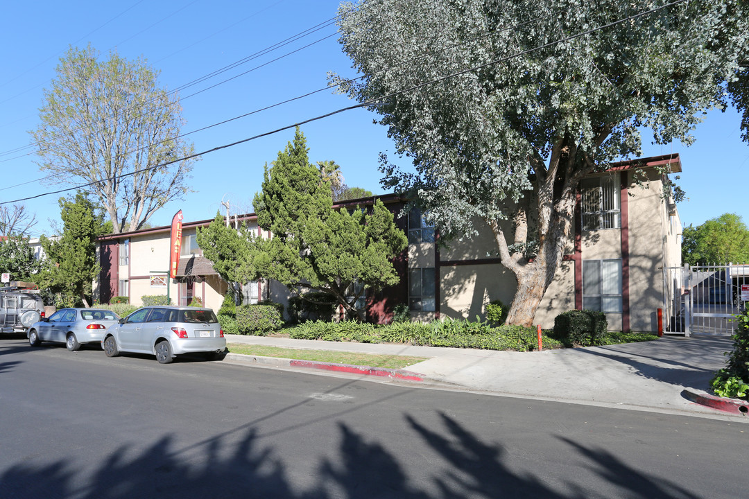 7528 Canby Ave in Reseda, CA - Building Photo