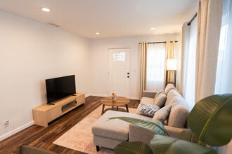 940 S Bernal Ave in Los Angeles, CA - Building Photo - Building Photo