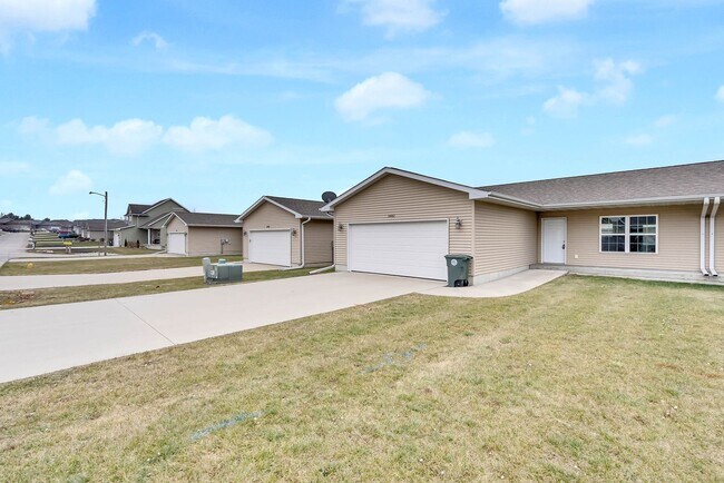 5480 Summerland Drive in Waterloo, IA - Building Photo - Building Photo