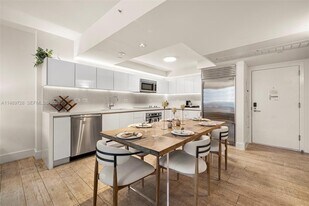 102 24th St in Miami Beach, FL - Building Photo