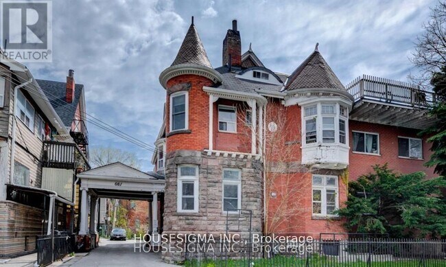 property at 661-661 Huron St