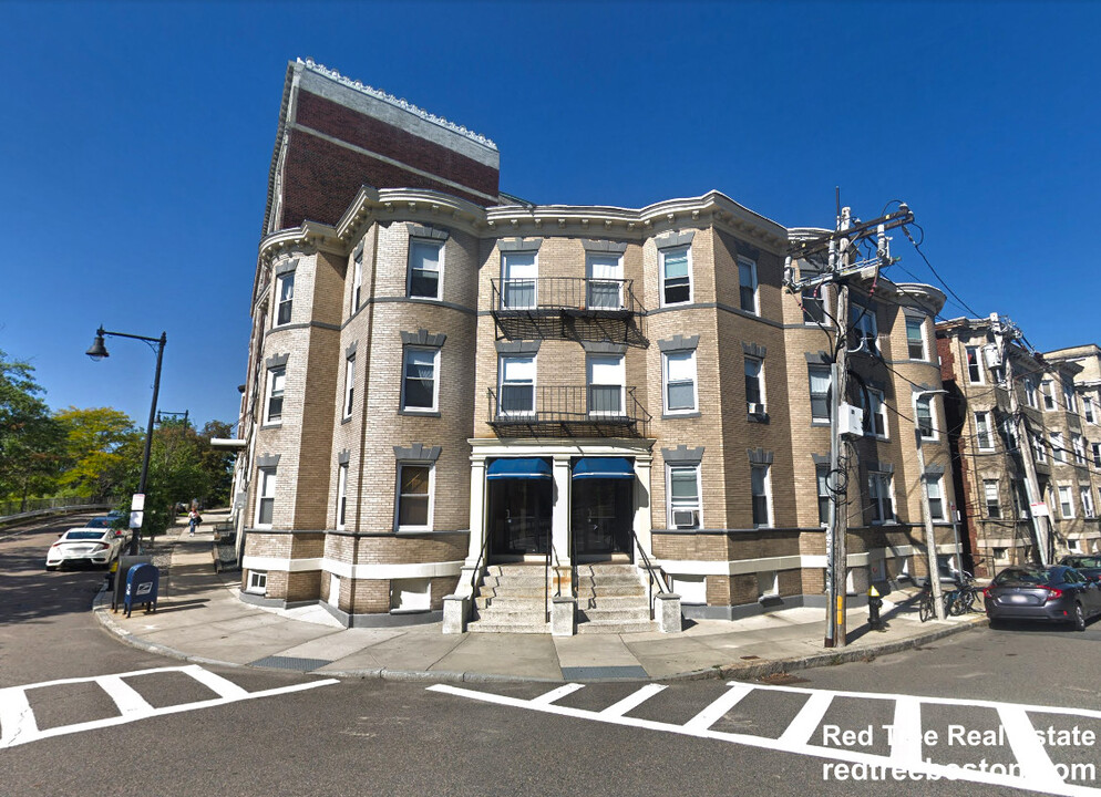 1683 Commonwealth Ave, Unit B2 in Boston, MA - Building Photo