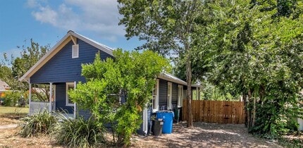 917 W 4th St in Taylor, TX - Building Photo - Building Photo