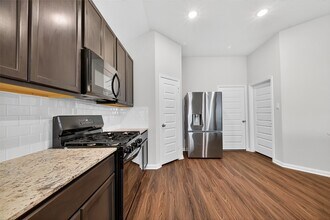 8102 Coral Dr in Texas City, TX - Foto de edificio - Building Photo