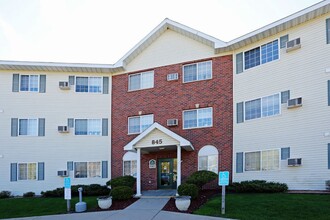 BAY MANOR APARTMENTS in Green Bay, WI - Building Photo - Building Photo