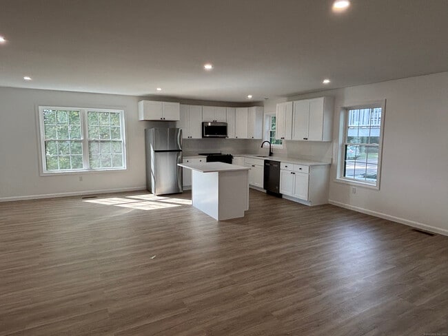 38 Golden Hill St in Milford, CT - Building Photo - Building Photo