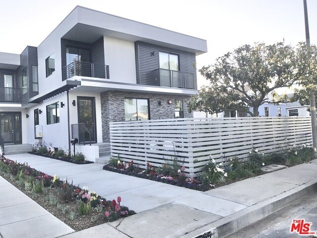 8367 Dunbarton Ave-Unit -A in Los Angeles, CA - Building Photo