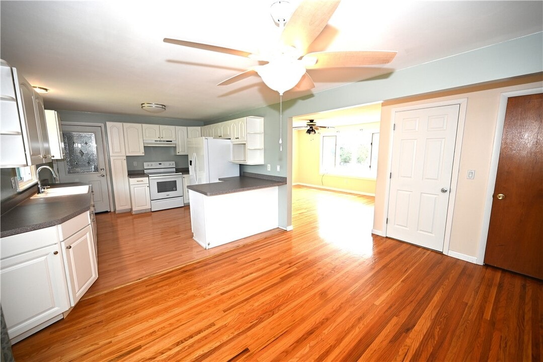 1093 Washington St in Spencerport, NY - Building Photo