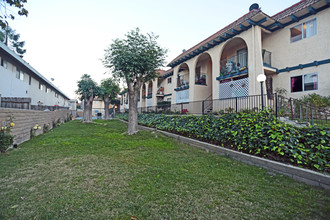 La Lanne Apartments in Costa Mesa, CA - Building Photo - Building Photo