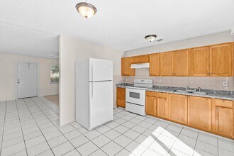 4869 Gulfstream Rd in Lake Worth Beach, FL - Building Photo - Building Photo