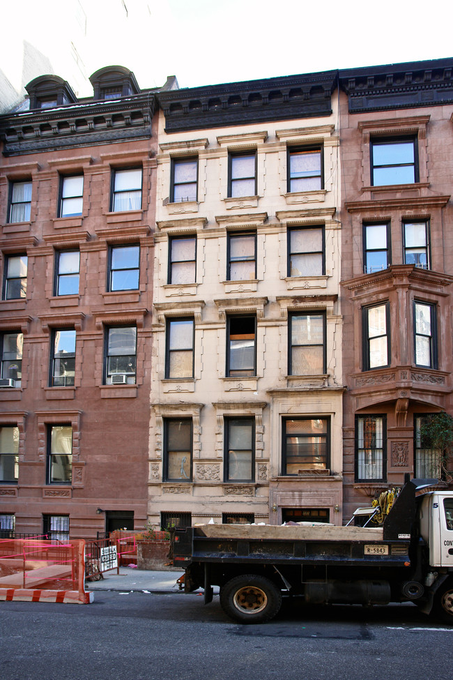 131 W 70th St in New York, NY - Building Photo - Building Photo