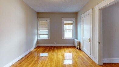 72 Harlow St, Unit 2 in Arlington, MA - Foto de edificio - Building Photo