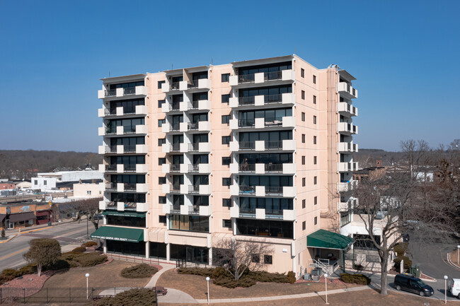 Geneva Towers in Lake Geneva, WI - Building Photo - Primary Photo