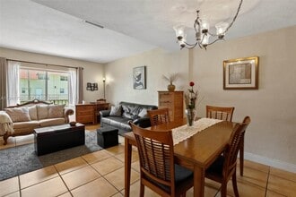 6703 N Kendall Dr in Pinecrest, FL - Building Photo - Building Photo