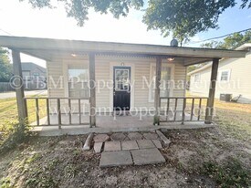 105 E Margurite Ln in Ennis, TX - Building Photo