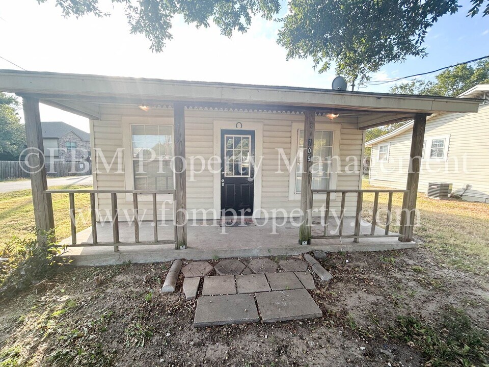 105 E Margurite Ln in Ennis, TX - Building Photo