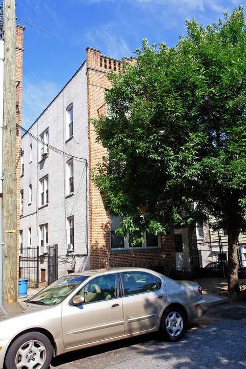 2760 E 16th St in Brooklyn, NY - Foto de edificio