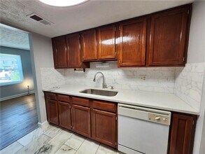 295 Roswell Commons Cir in Roswell, GA - Building Photo - Building Photo