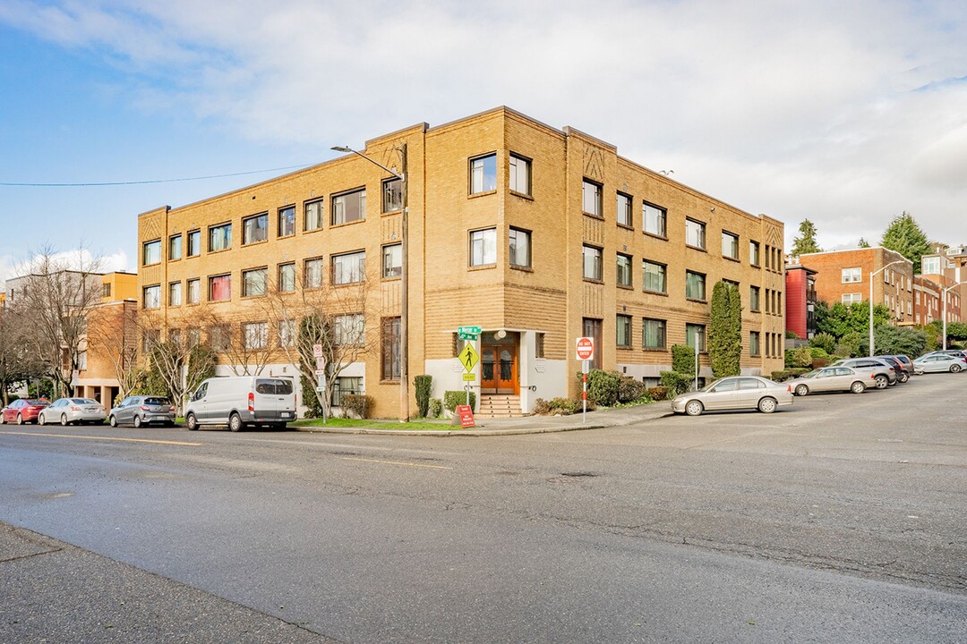 Franconia Apartments in Seattle, WA - Building Photo