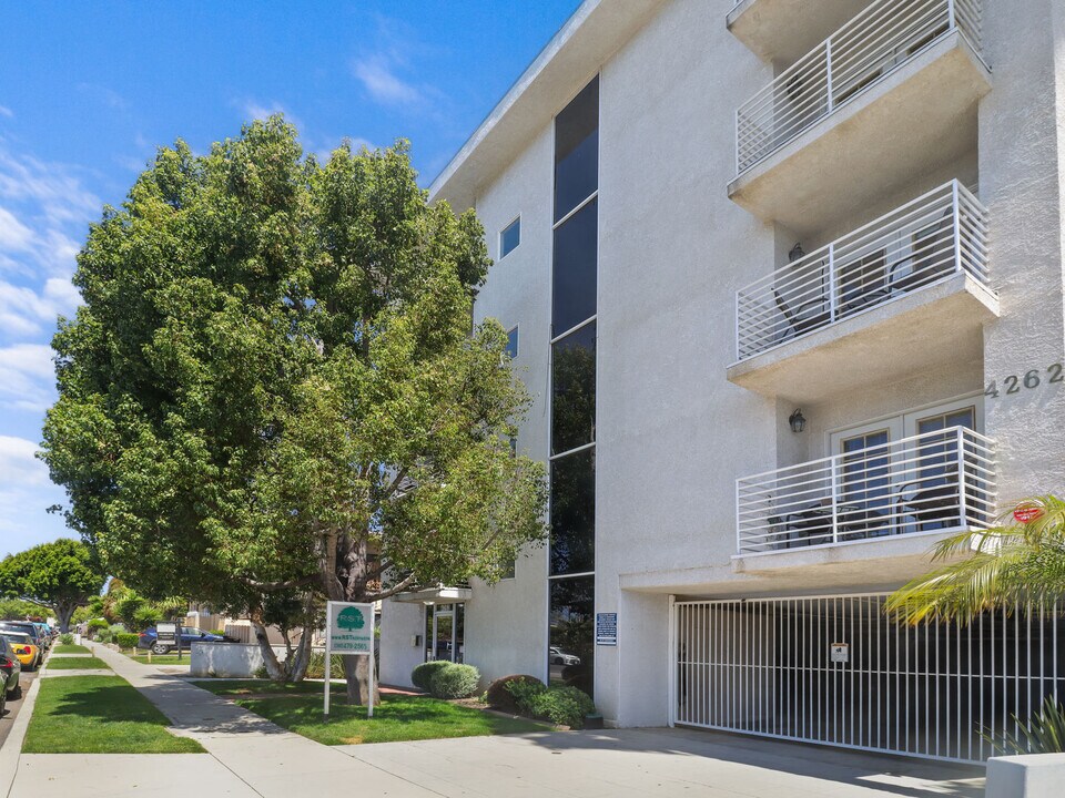 4262 Lindblade Drive, in Los Angeles, CA - Building Photo