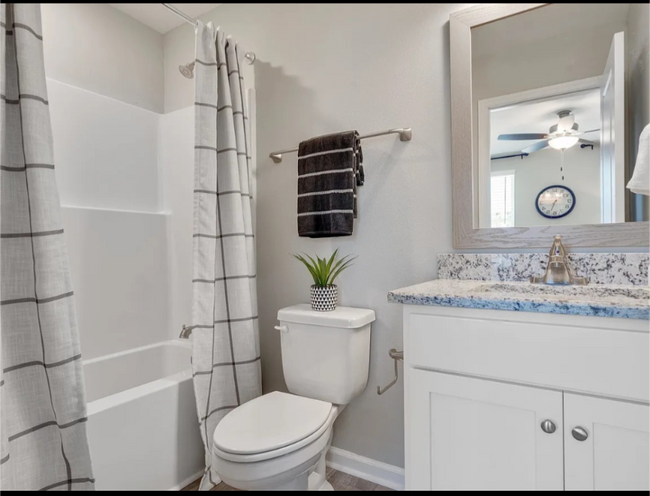 1966 Green Castle Ln in Tallahassee, FL - Foto de edificio - Building Photo