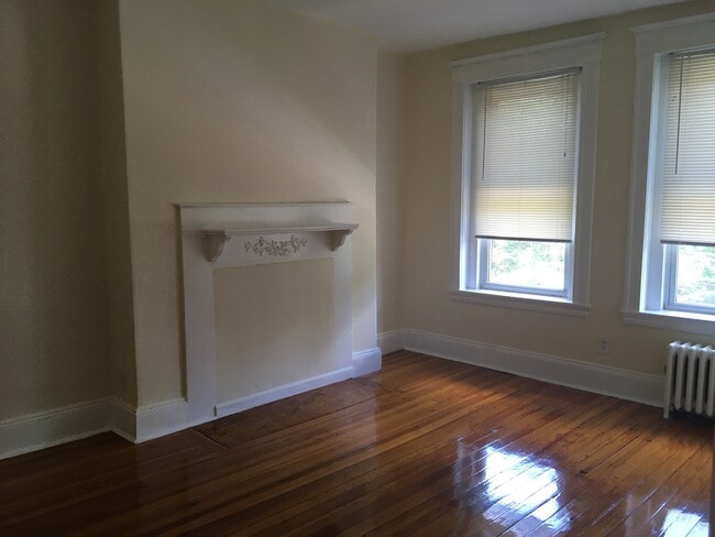 14 Parkway Rd, Unit 4 in Brookline, MA - Foto de edificio - Building Photo