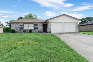 1703 La Fontaine Ln in Greenville, TX - Building Photo