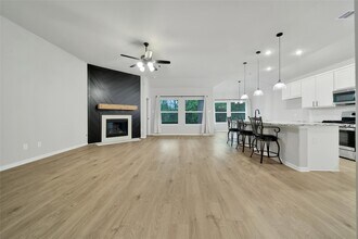 13416 Maverick Trl Rd in Conroe, TX - Foto de edificio - Building Photo