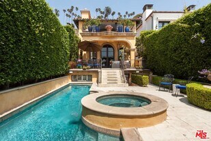 703 Palisades Beach Rd in Santa Monica, CA - Building Photo