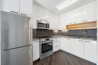 250 E Houston St, Unit 5J in New York, NY - Building Photo - Building Photo
