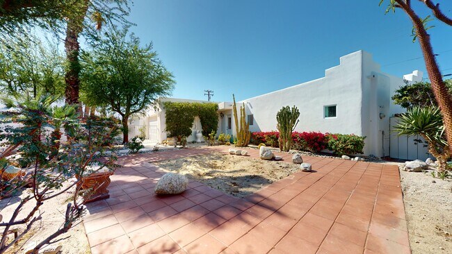 370 W Sunview Ave in Palm Springs, CA - Building Photo - Building Photo