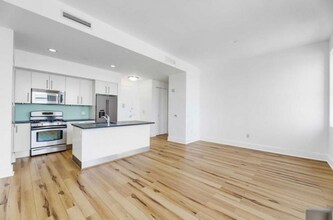 4 Beacon Way in Jersey City, NJ - Building Photo - Building Photo