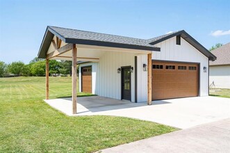 211 Cayuga Trail in Gainesville, TX - Building Photo - Building Photo