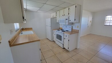 7035 Cedarhurst Dr in Ft. Myers, FL - Building Photo - Building Photo