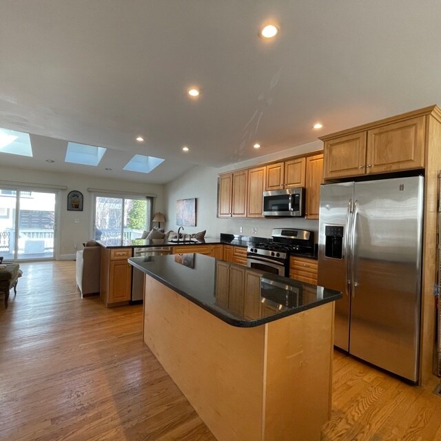 211 W 9th St in Boston, MA - Building Photo