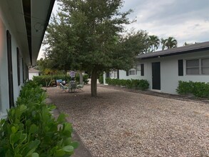 627 92nd Ave N, Unit B in Naples, FL - Building Photo - Building Photo