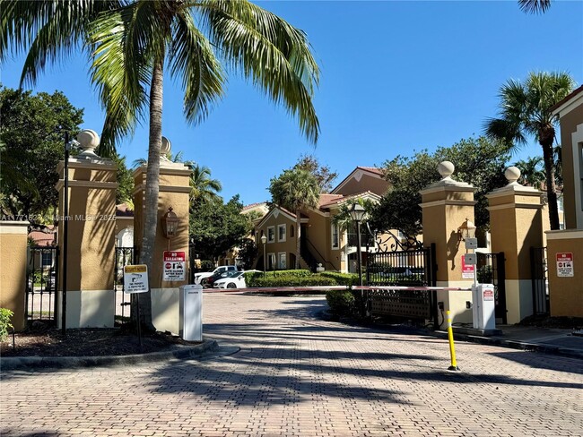 7920 N Nob Hill Rd in Tamarac, FL - Building Photo - Building Photo