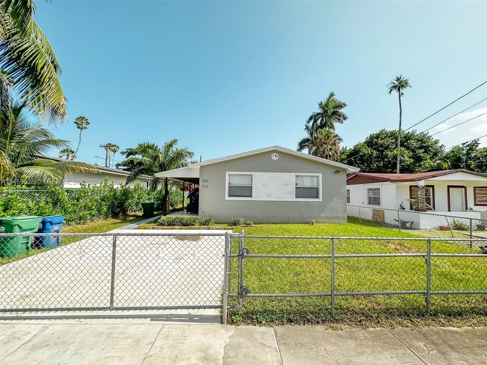 250 NW 82nd Terrace-Unit -2 in Miami, FL - Building Photo