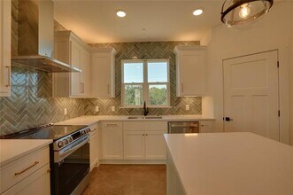 302 Red Bird Ln in Granbury, TX - Foto de edificio - Building Photo