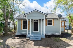 211 W South St in Alvin, TX - Building Photo