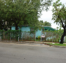 570 NE 69th St in Miami, FL - Foto de edificio - Building Photo