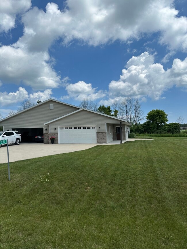 3403 Cimarron Ct in Manitowoc, WI - Building Photo - Building Photo