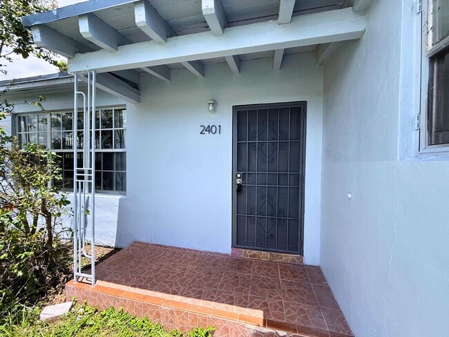 2401 NW 170th St in Miami Gardens, FL - Building Photo - Building Photo