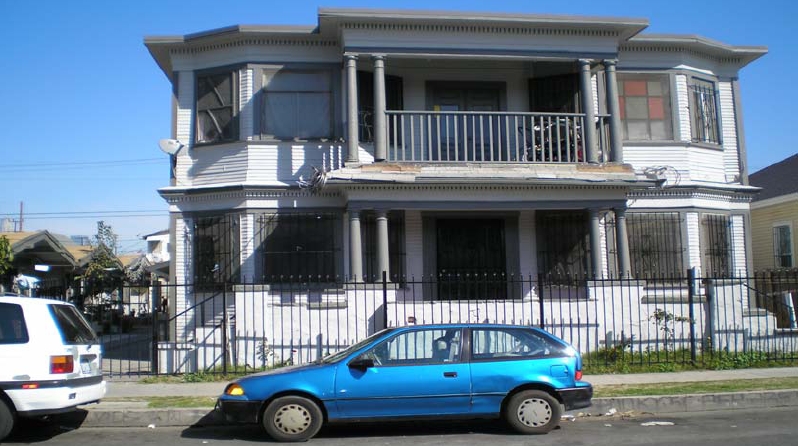 725-737 E 24th St in Los Angeles, CA - Building Photo