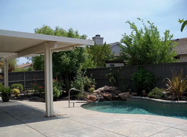 2548 San Marin Ln in Sacramento, CA - Building Photo - Building Photo