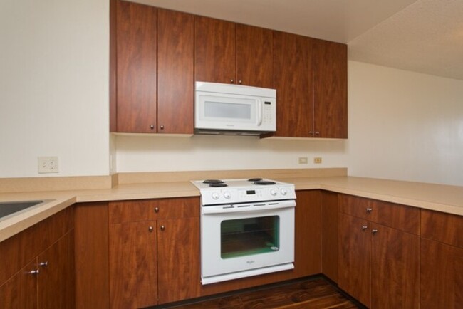 1160 Ala Napunani St in Honolulu, HI - Building Photo - Building Photo