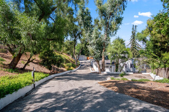 4800 Brewster Dr in Tarzana, CA - Foto de edificio - Building Photo