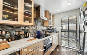 7322 Marina Pacifica Dr N in Long Beach, CA - Foto de edificio - Building Photo