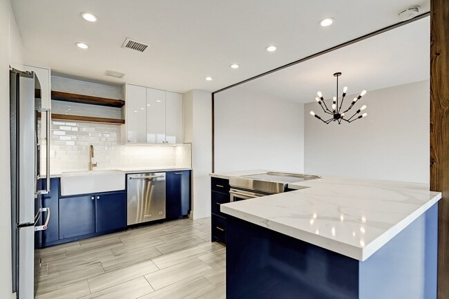 2701 Westheimer Rd in Houston, TX - Building Photo - Building Photo